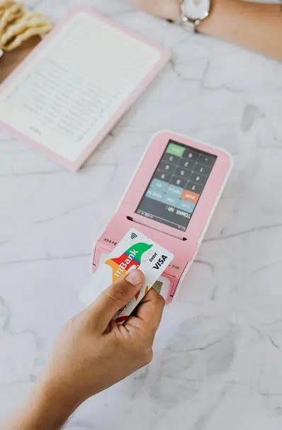 카드를 긁는 모습