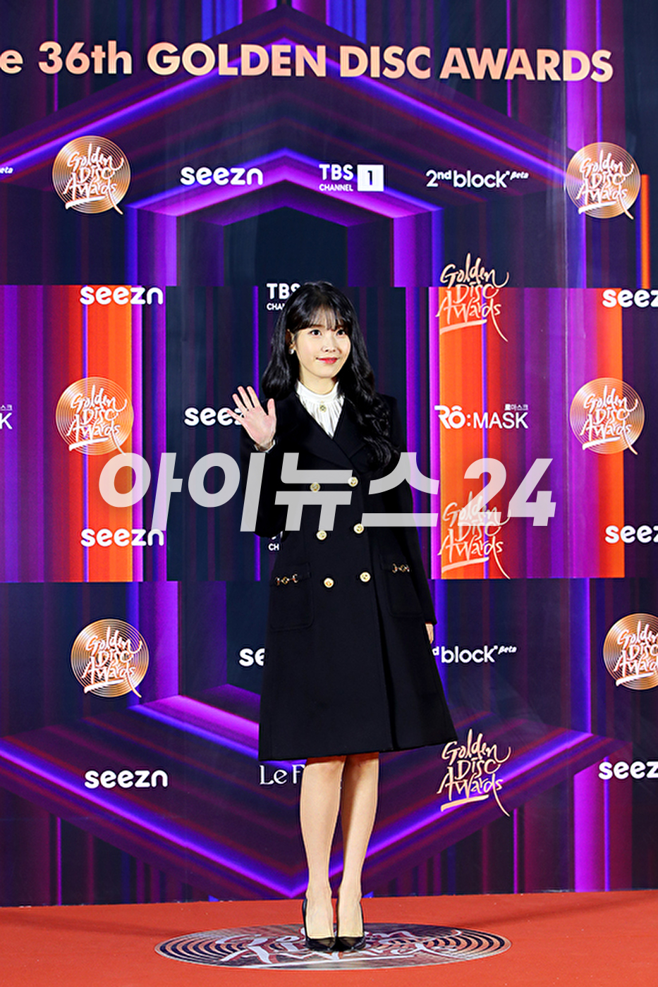 가수 아이유가 8일 오후 서울 고척 스카이돔에서 진행된 &#39;36회 골든디스크 어워즈&#39; 레드카펫 행사에 MC로 참석해 포즈를 취하고 있다. [사진=골든디스크 어워즈 사무국]