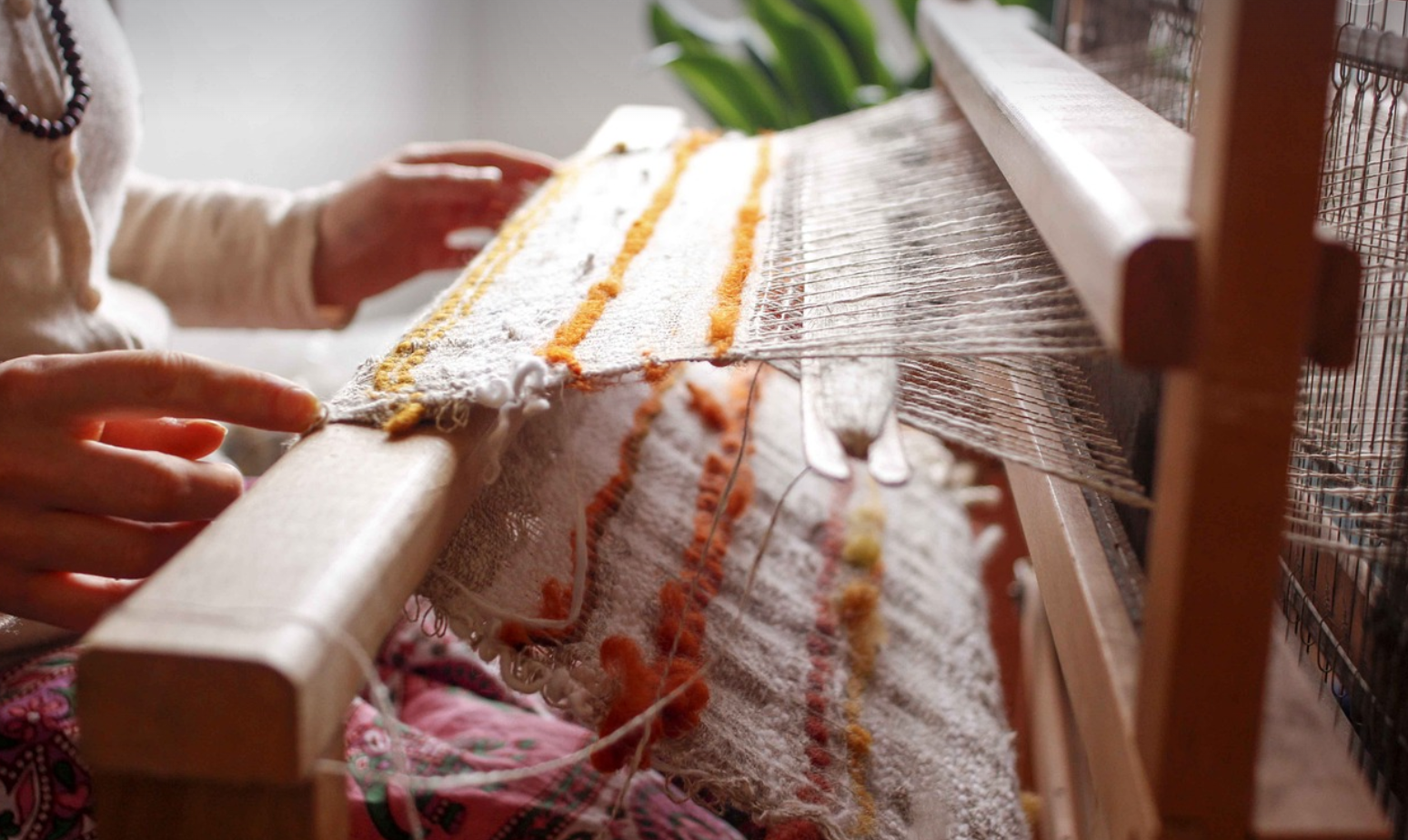 희귀직업 탐구: 직물 보존 전문가, 고대 직물과 패브릭 아트를 복원하고 보존하는 전문가