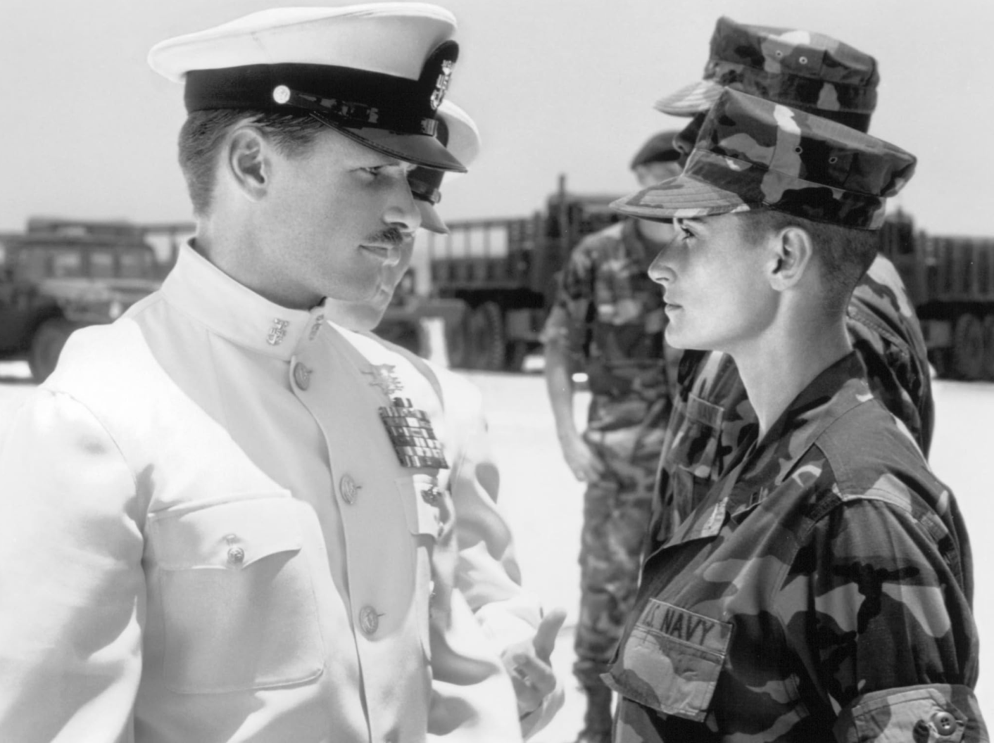 수료식 장면 (교관 어게일, 조던 오닐)