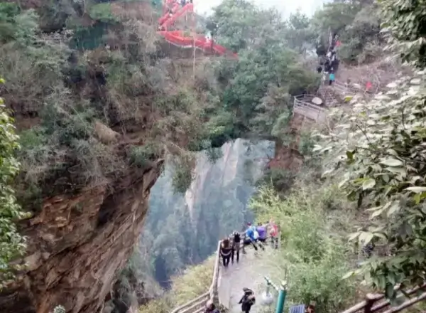 가벼운-외투-차림으로-장가계-3월의-아름다운-풍경을-감상하는-여행객들