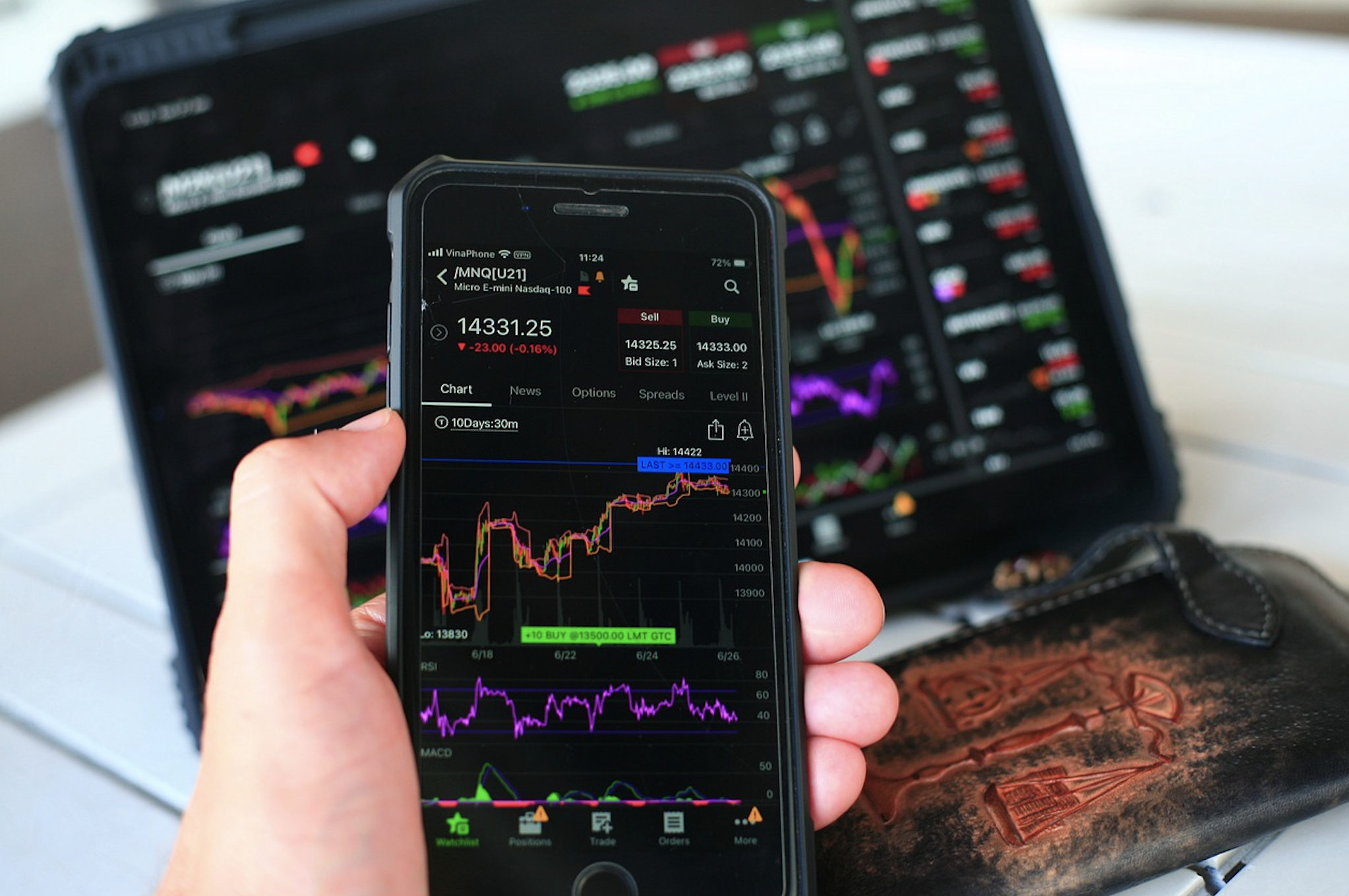 차트를 켜둔 휴대폰을 쥐고 있는 사람 손과 관련된 사진