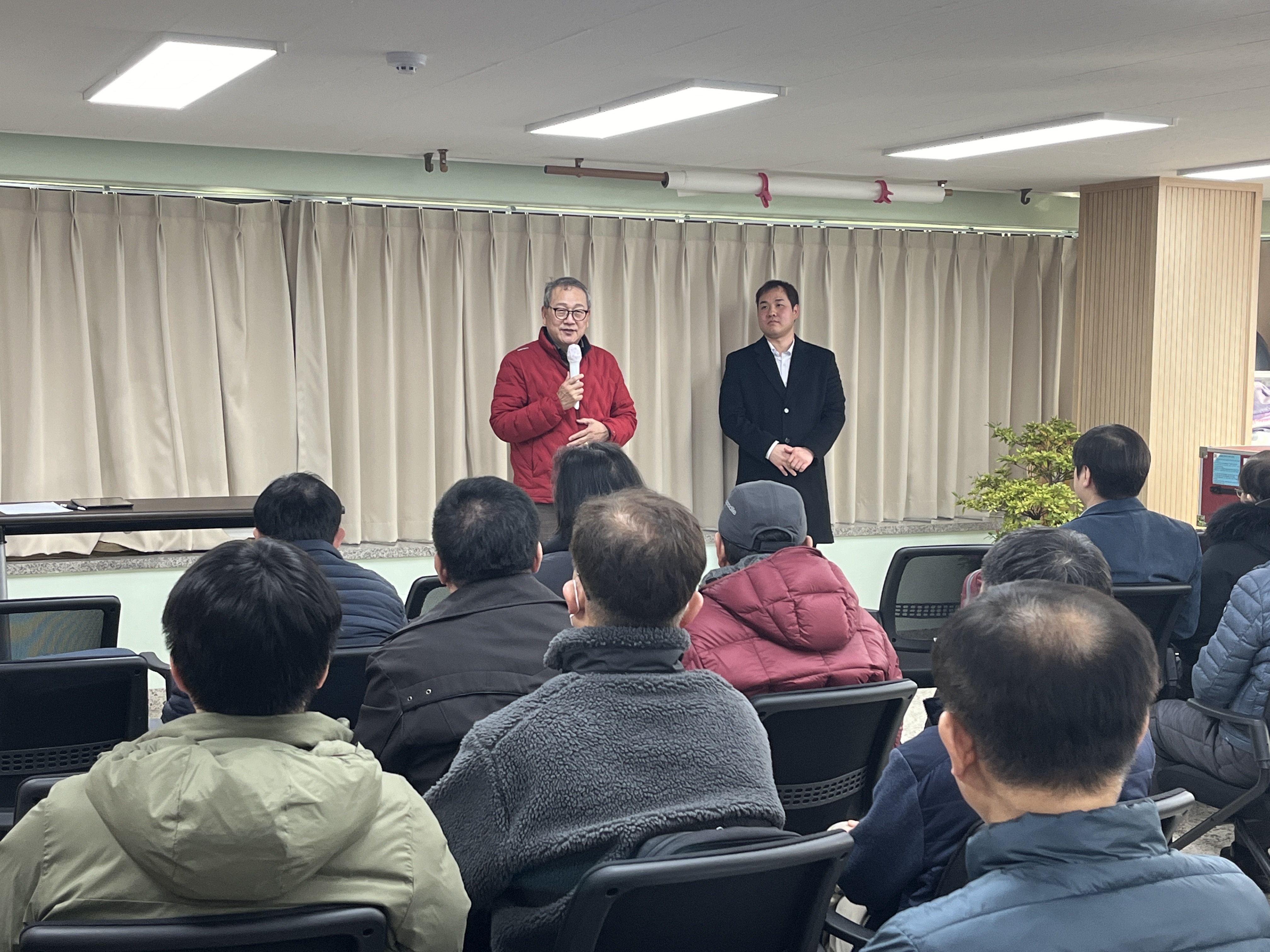 이미지설명: 격려의 말씀을 전하는 장순욱 동작구의원의 모습