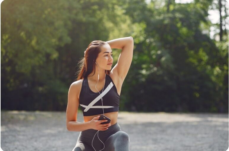 야외에서 운동을 즐기는 여성의 모습