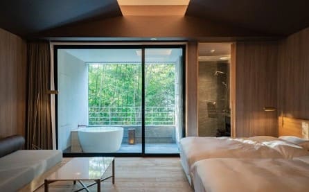 차분한 분위기의 실내 객실 사진 침대와 소파등이 있다.