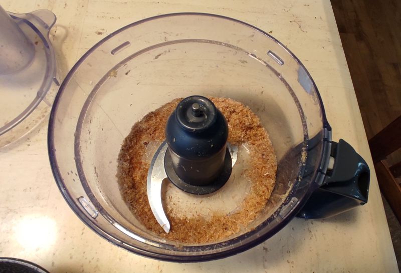 가스오부시를 푸드프로세서로 갈아주어 가루가된 모습