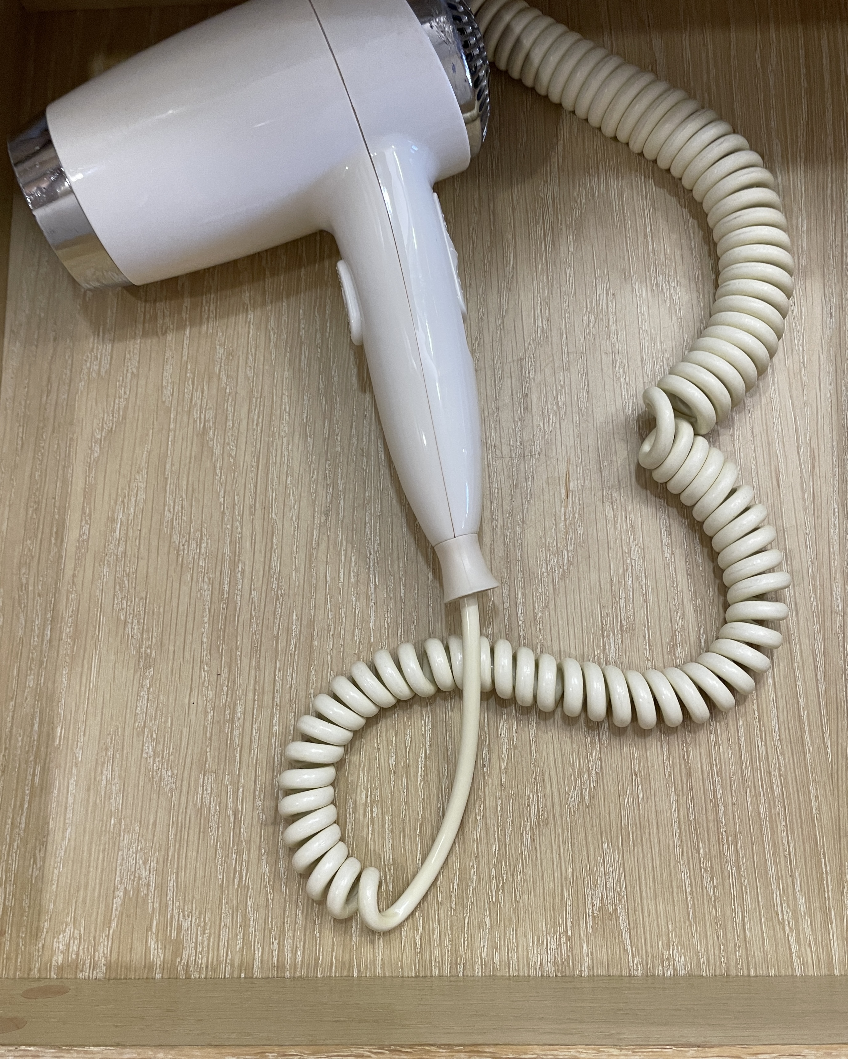 세면대 서랍을 열면 드라이기가 구비되어 있다.