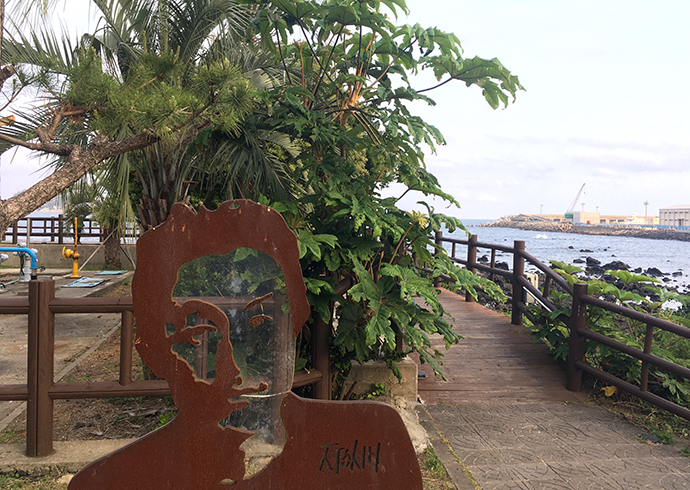 자구리-공원-이중섭-초상화-조형물