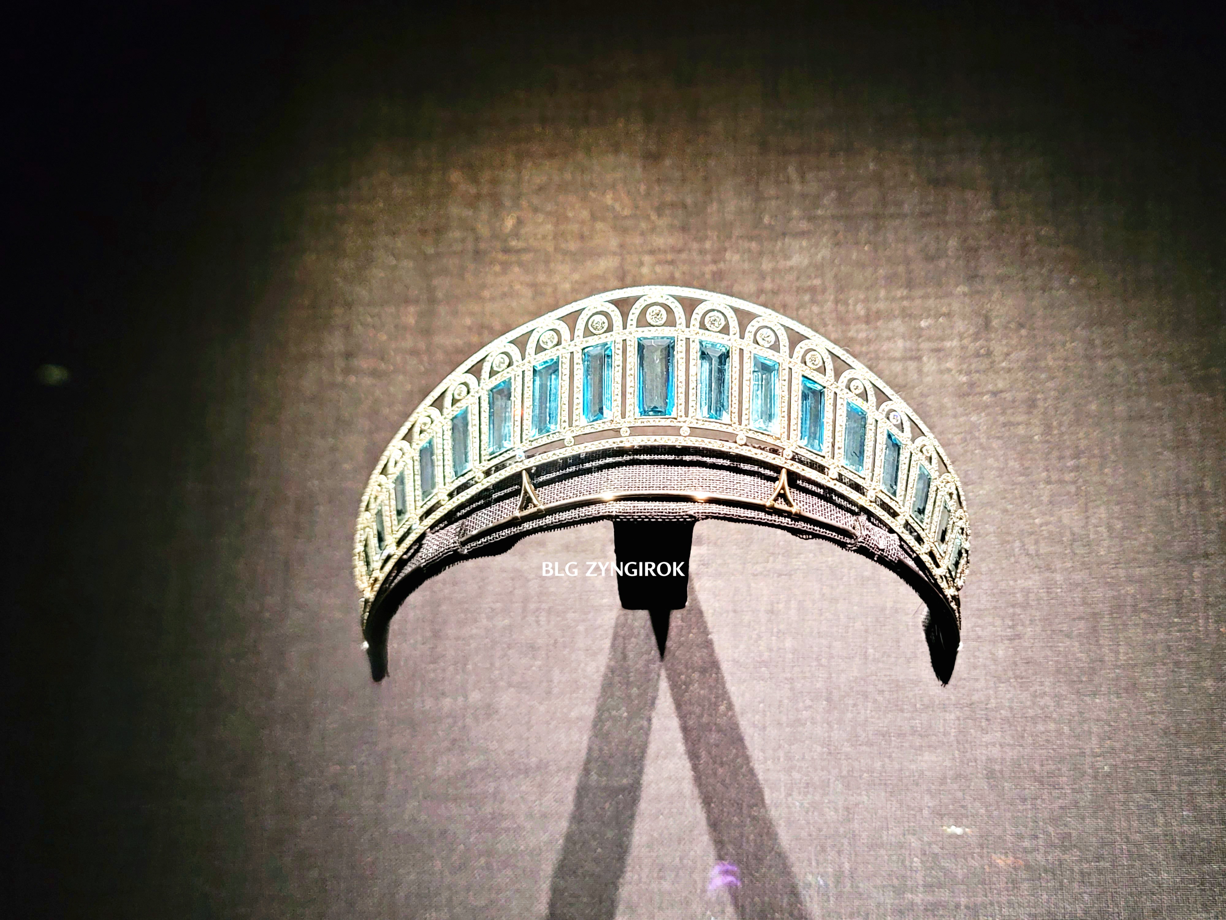 롯데타워 - 롯데뮤지엄 고혹의 보석 매혹의 시간 - 티아라 전시품 모습이다.