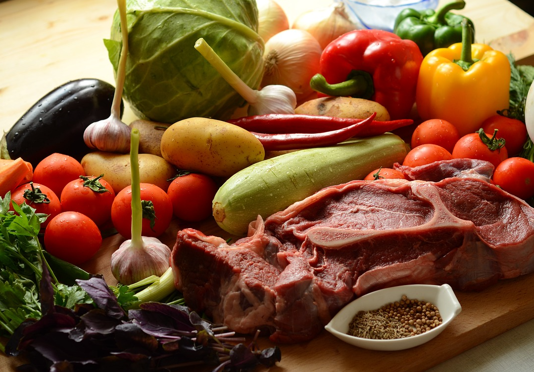 고기와 다양한 야채가 있는 사진