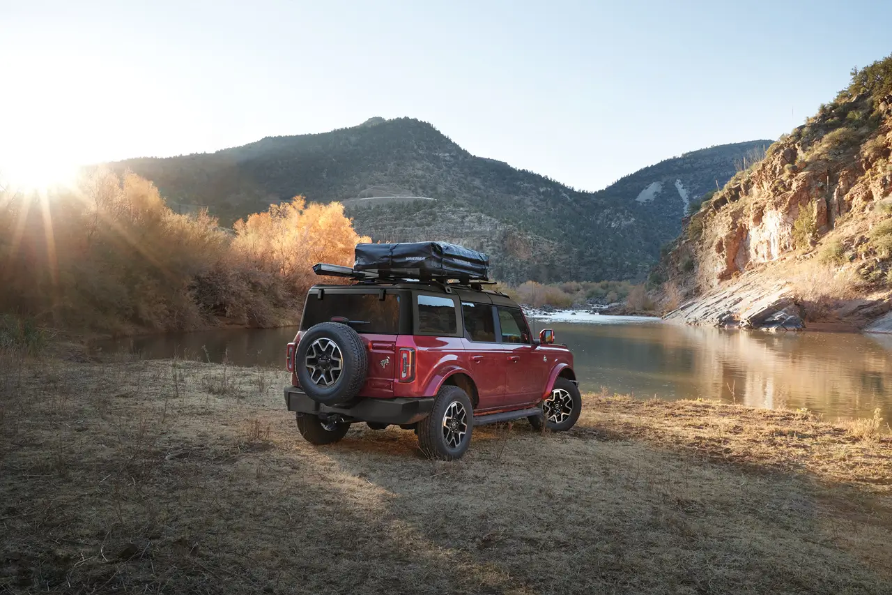 포드 브롱코 차량 이미지 후면