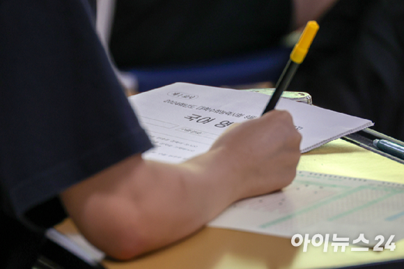 2024학년도 대학수학능력시험(수능)을 두 달여 앞둔 6일 서울 영등포구 여의도여자고등학교에서 한국교육과정평가원의 마지막 모의평가가 실시되고 있다. 이번 모의평가에서는 '킬러 문항(초고난도 문항)' 배제를 공식화한 이후 처음이자 마지막 수능 모의평가다. [사진=아이뉴스24 포토DB]
