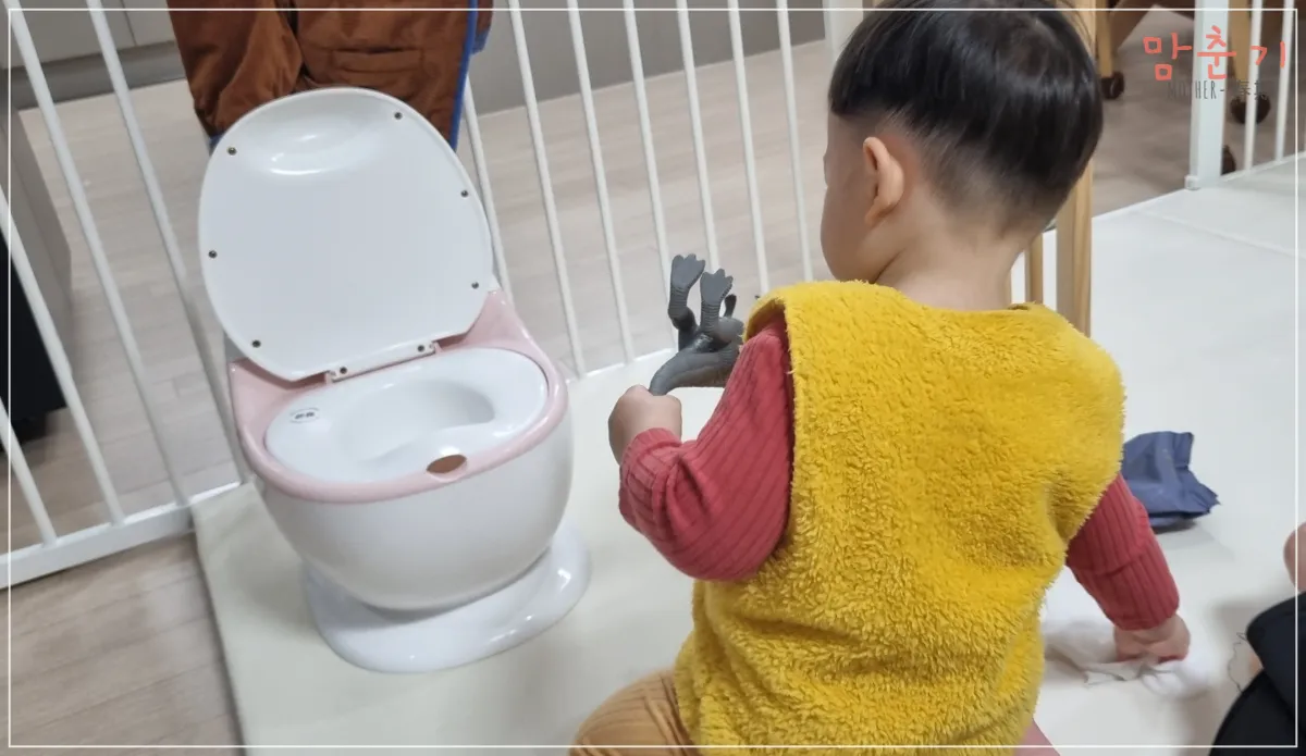 아기변기에-공룡-응가시켜주기-장난치는-아들