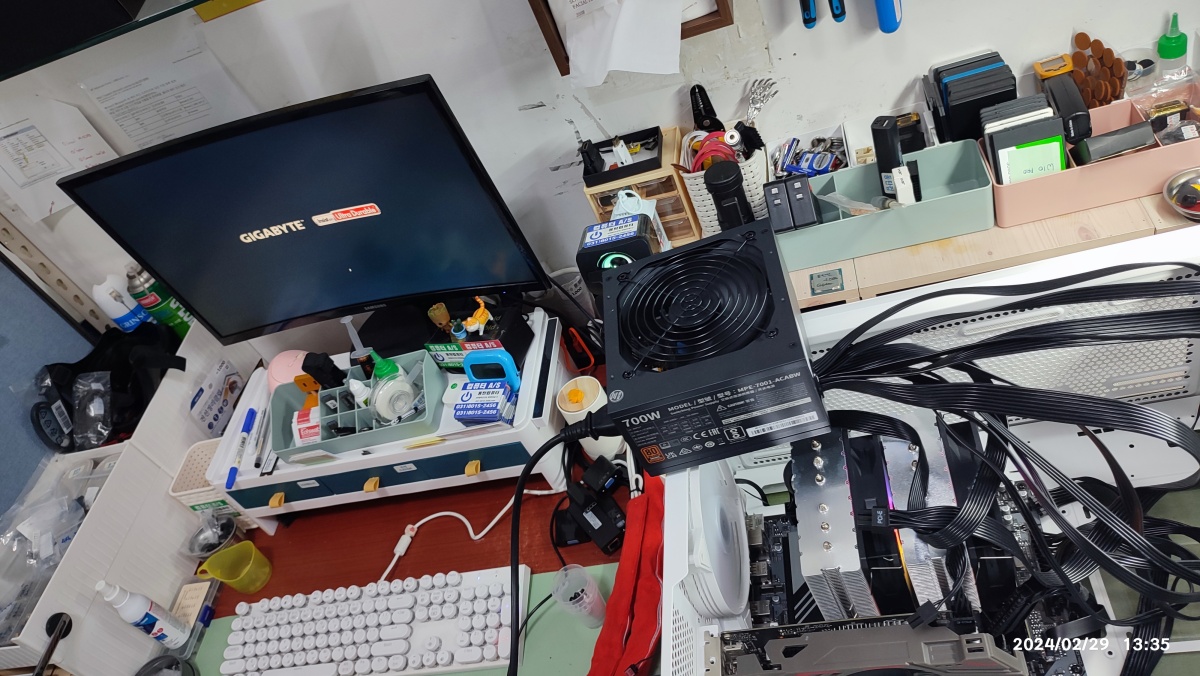 윈도우 화면이 정상적으로 로딩되는 중