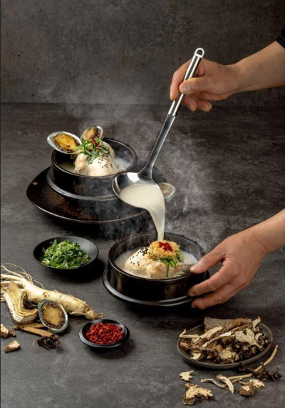 삼계탕과 국자로 국물을 붓는 모습