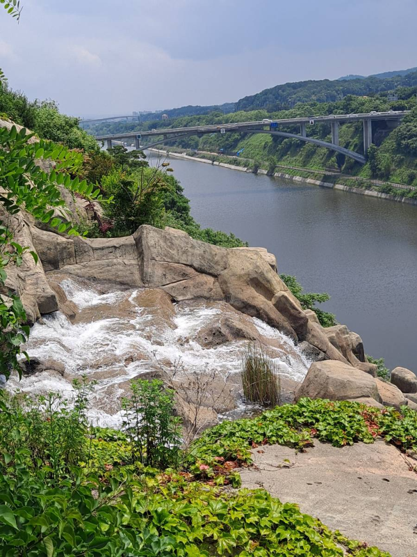 폭포 너머 아라뱃길