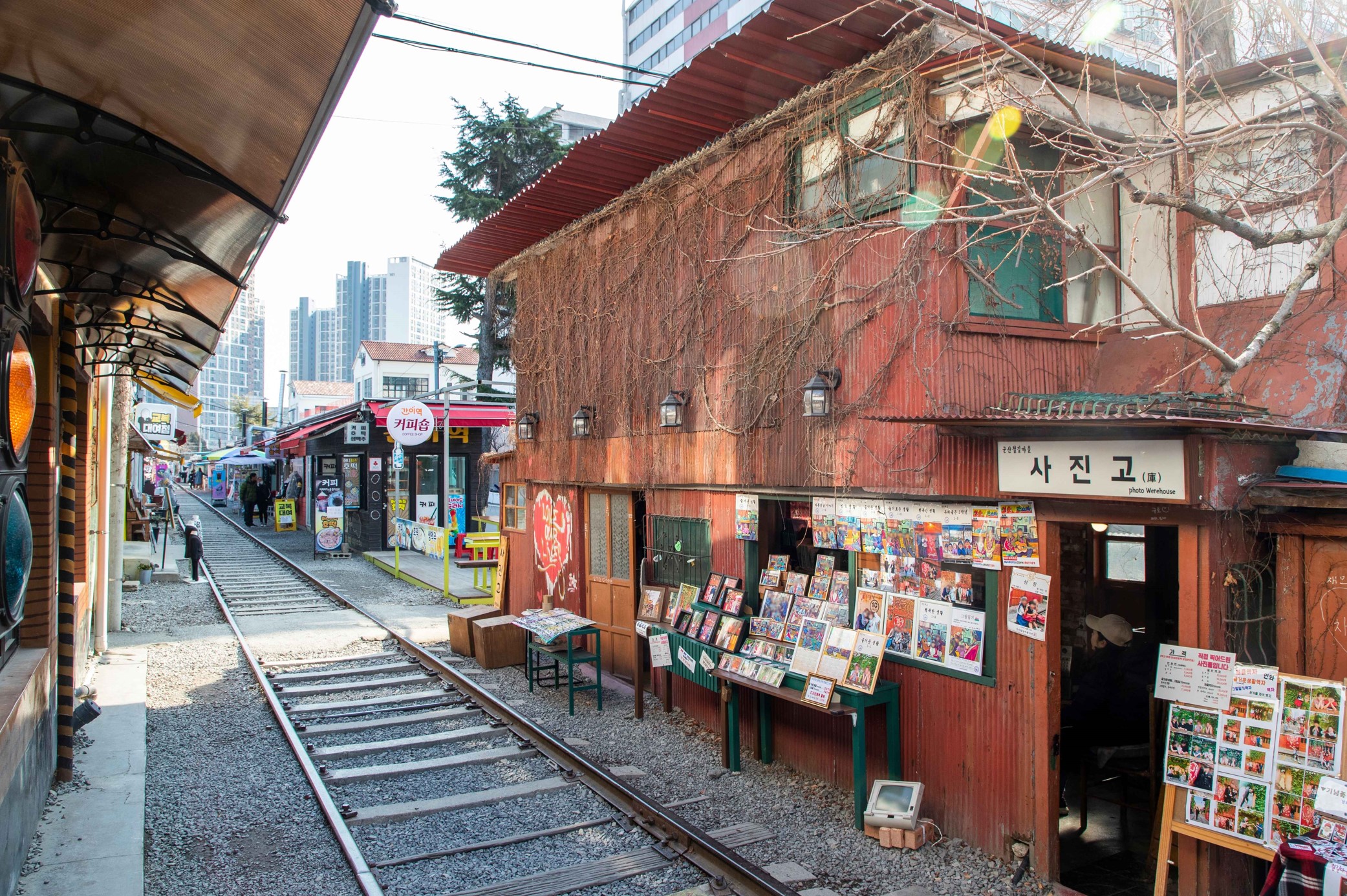 정겨운-군산-경암동-철길마을의-거리