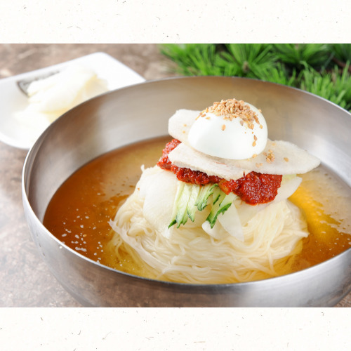 밀가루 면발이 도톰한 부산 밀면 사진