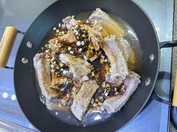 냄비에 데친 등갈비, 양념, 물을 넣고 끓이는 사진