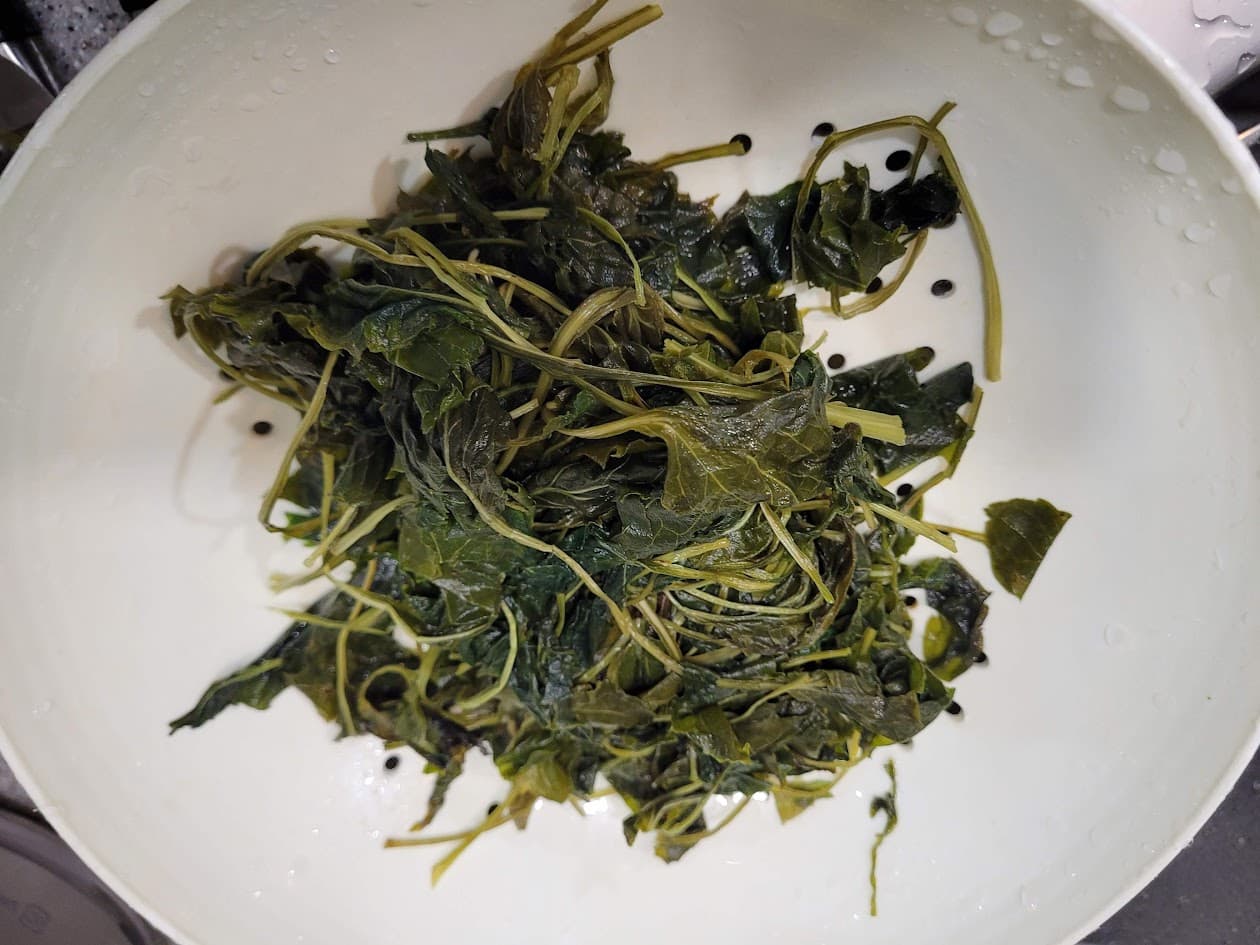 찬물에 헹군 후 짜 놓은 건취나물