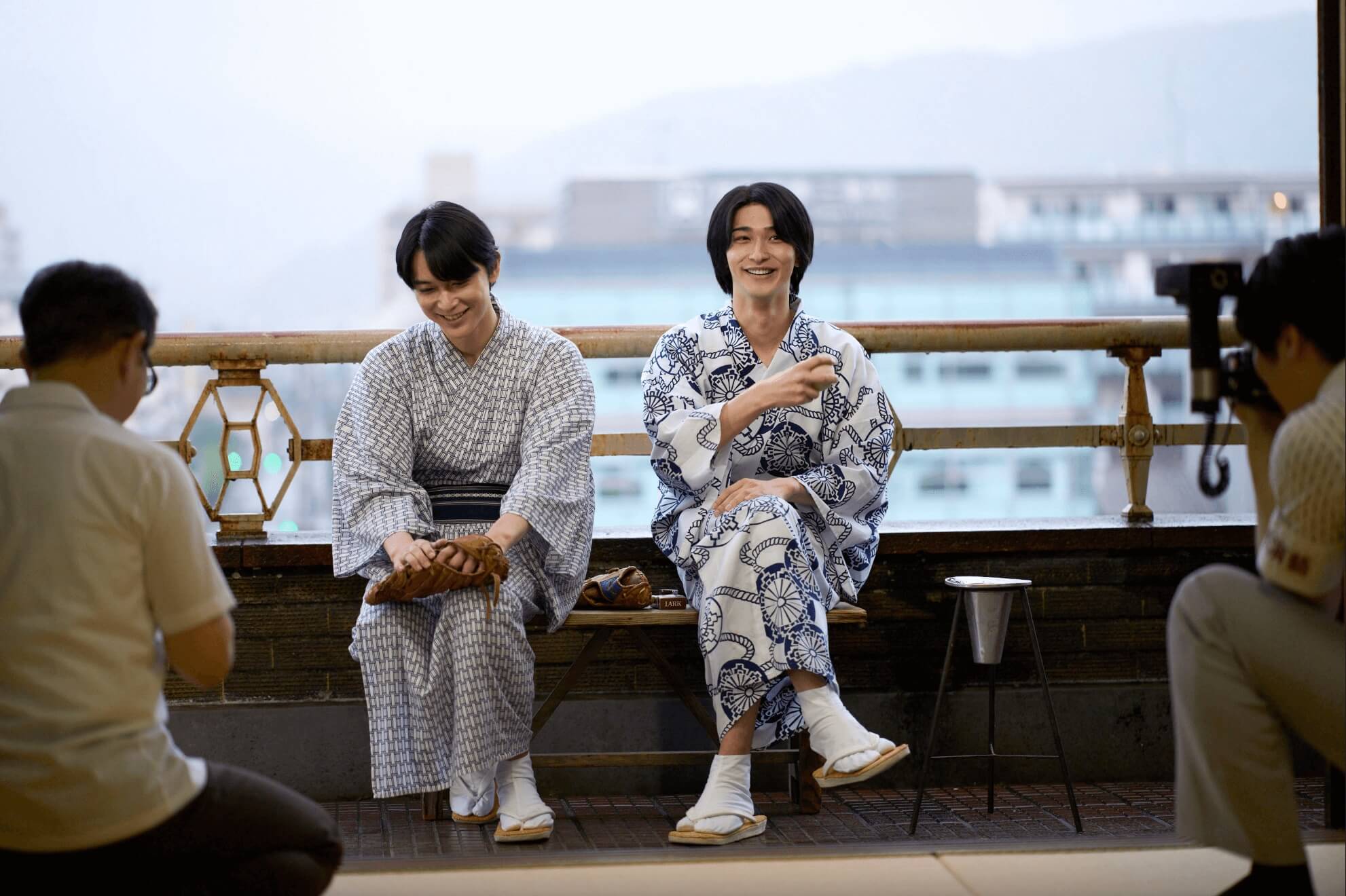 라이벌이자 둘도 없는 친구 사이인 기쿠오와 슌스케가 함께 인터뷰를 하고 있는 모습