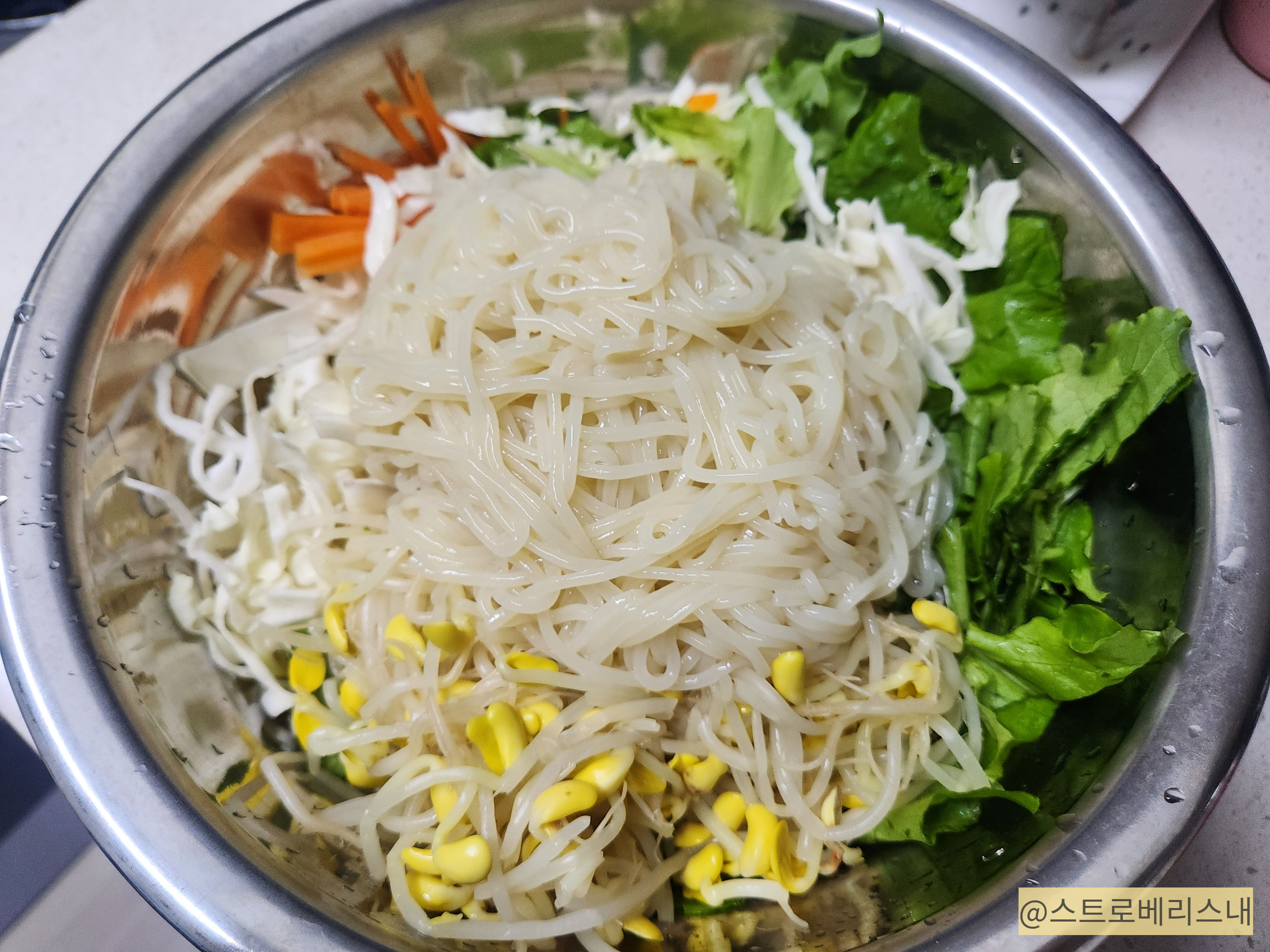 양푼이에 재료들과 쫄면 넣기