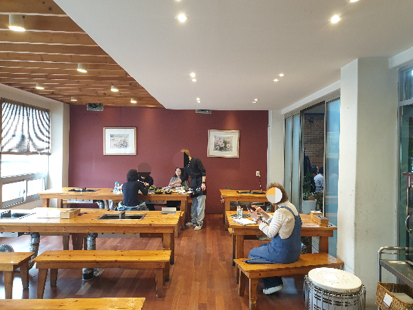 메인 홀과 사뭇 다른 느낌의 공간. 붉은 뒷벽이 다른 공간감을 자아낸다.