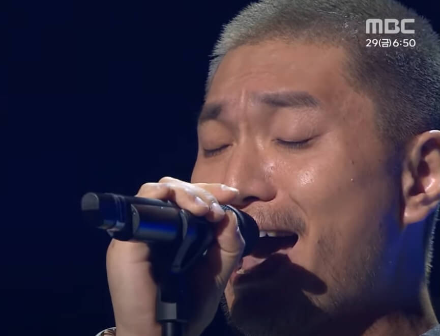 공연 중 감동받은 관객 표정