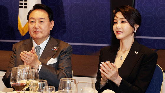 &ldquo;문 열어라&rdquo;&hellip;윤석열&middot;김건희, 명성황후 침실 들어간 10분의 논란 전말 관련 사진