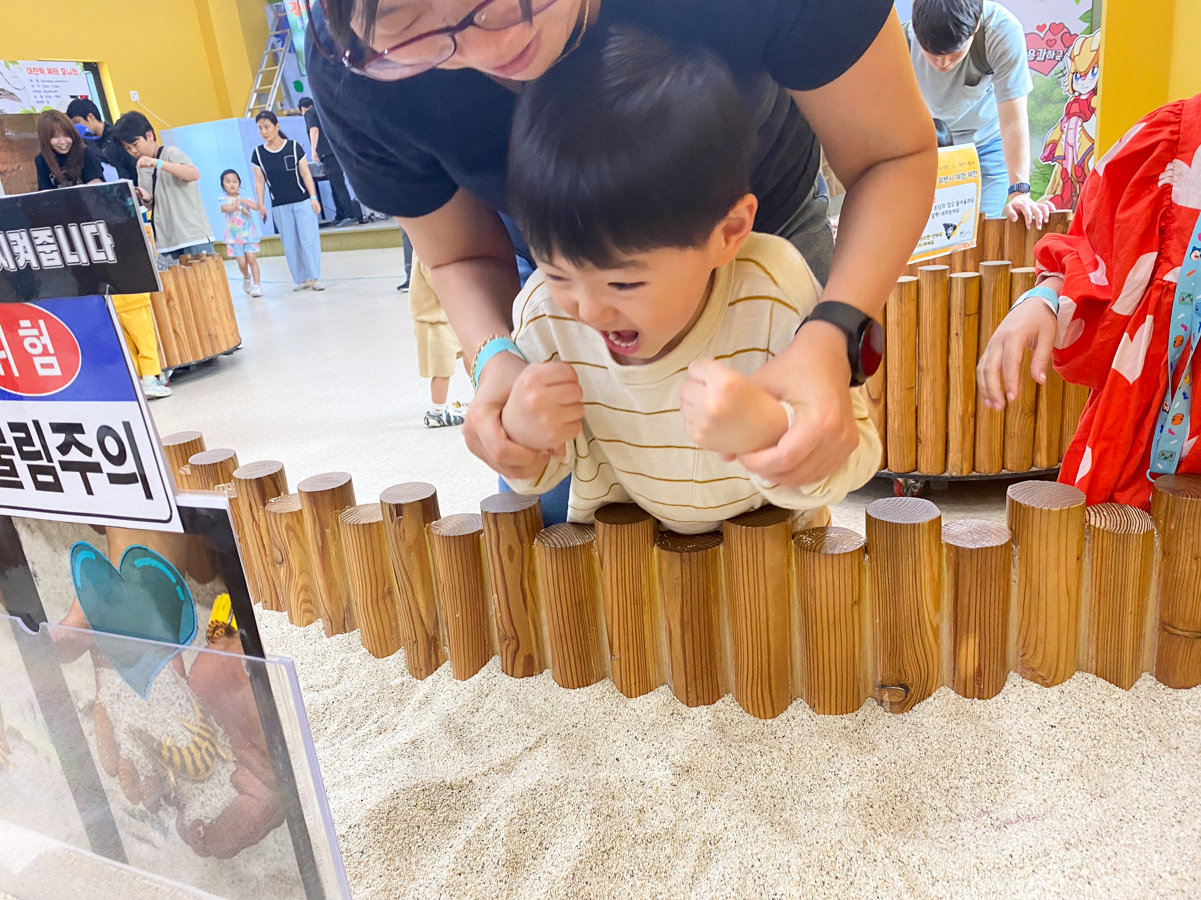 파충류를 만져보는 것을 무서워하는 한별