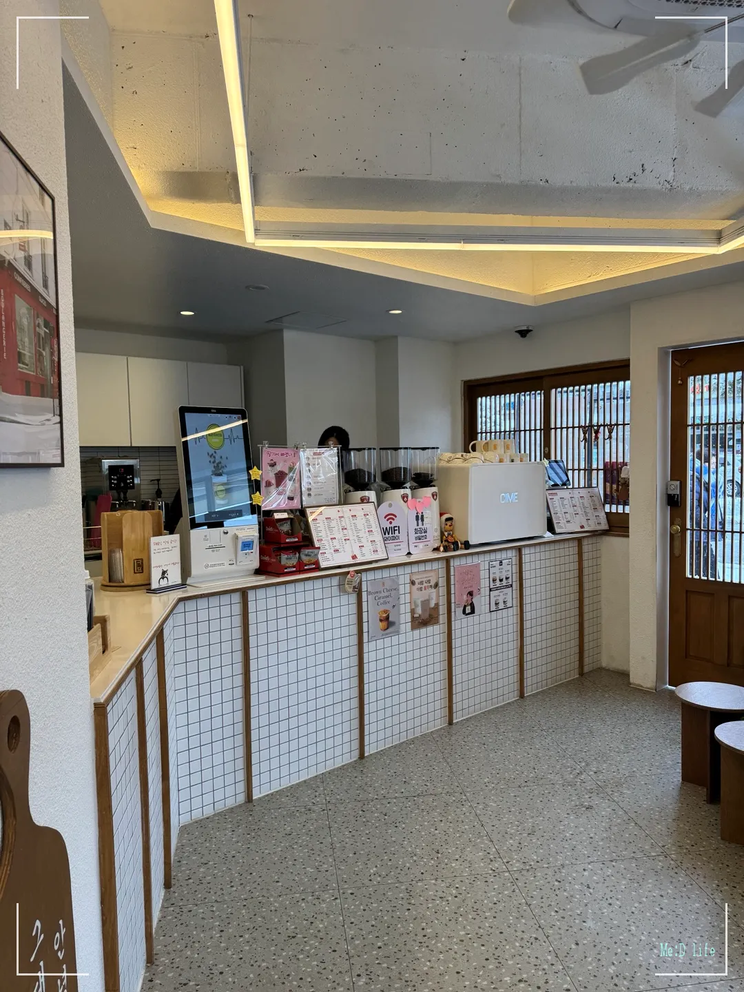 동네커피-서산-해미읍성-커피맛집-바닐라라떼-동네라떼-베이글-수제샌드위치-우드톤-화이트-인테리어-카운터