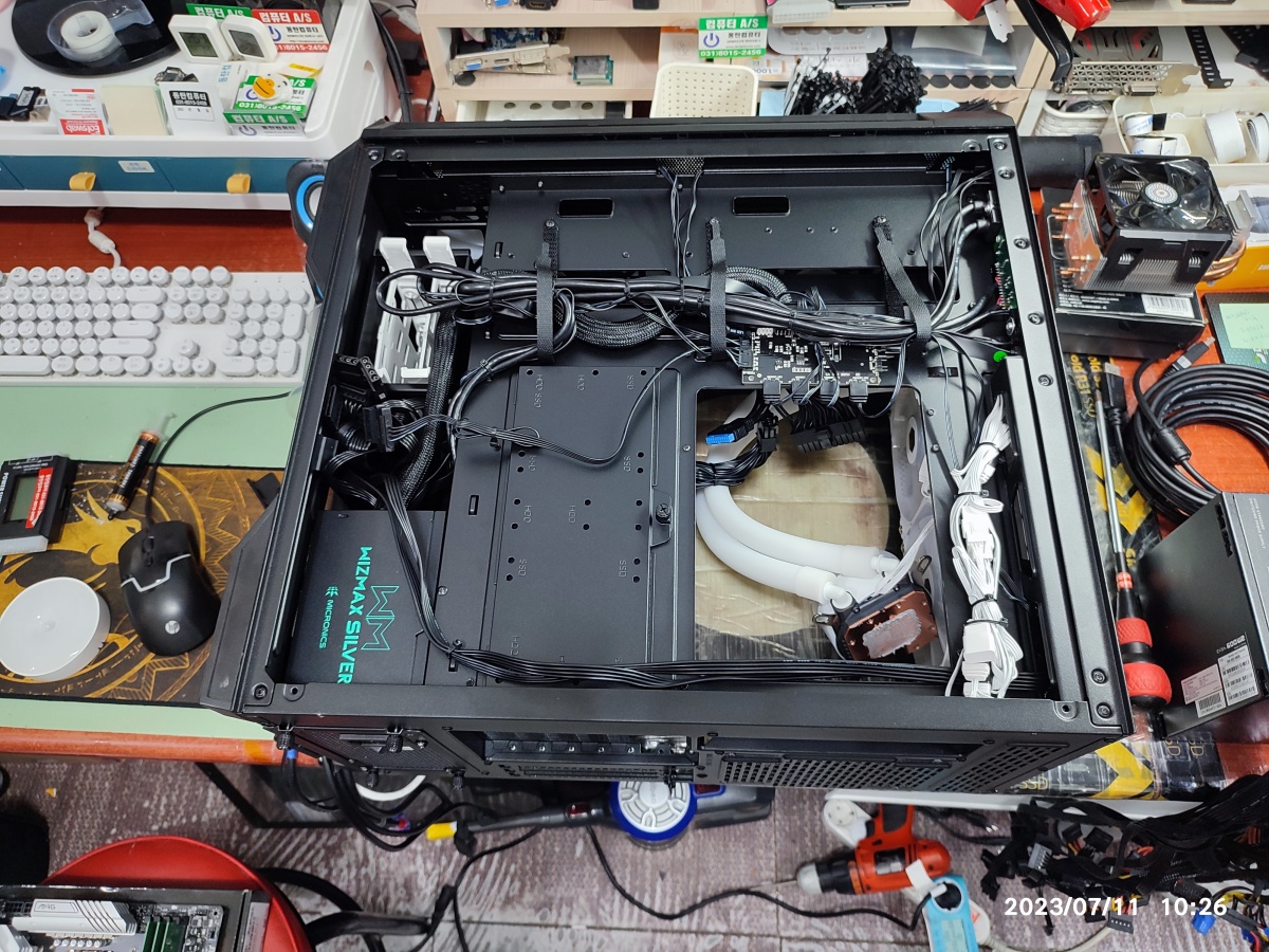 수랭 쿨러의 크기 때문에 메인보드 제거나 파워 교체가 쉽지 않았습니다.