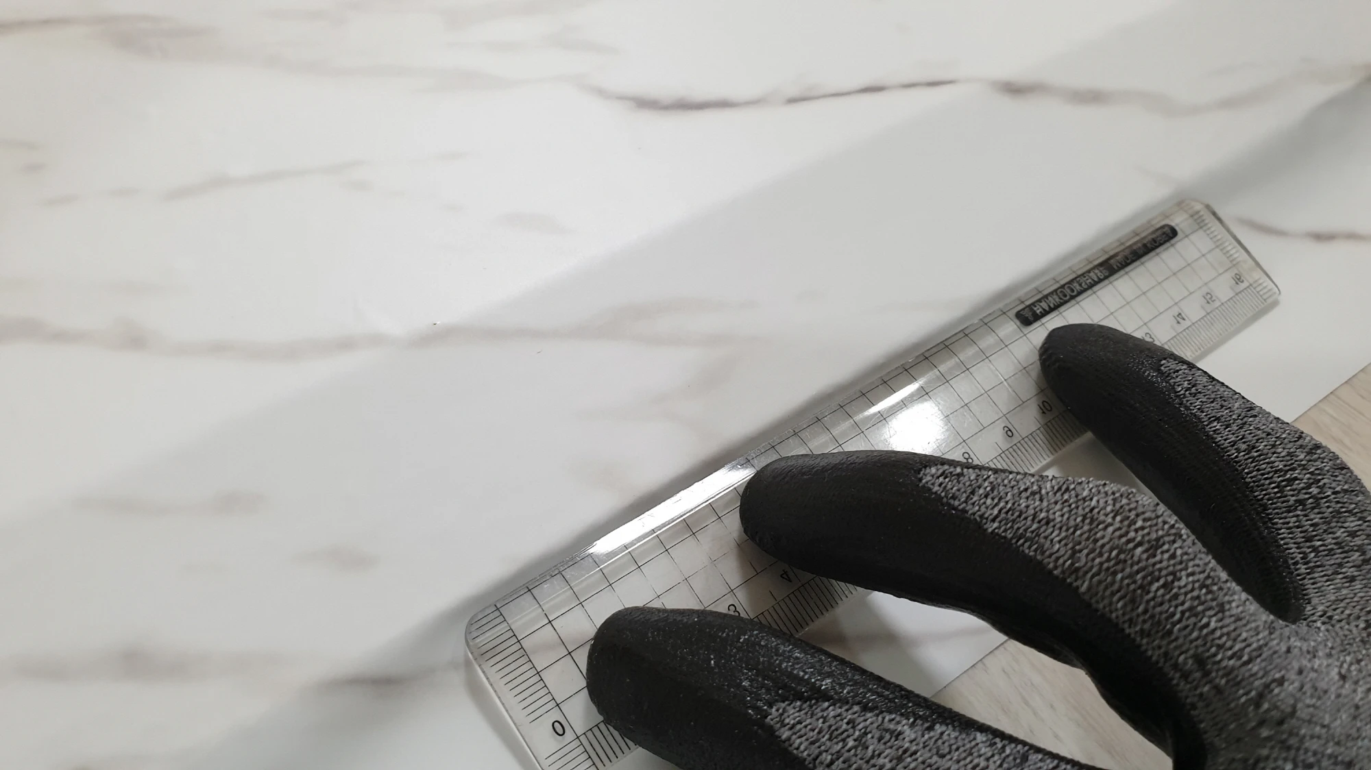 문지방 층 문턱 붙이는 모습