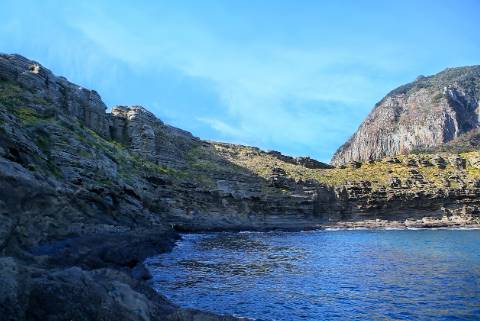 백록담 분화구에 반사된 푸른 하늘