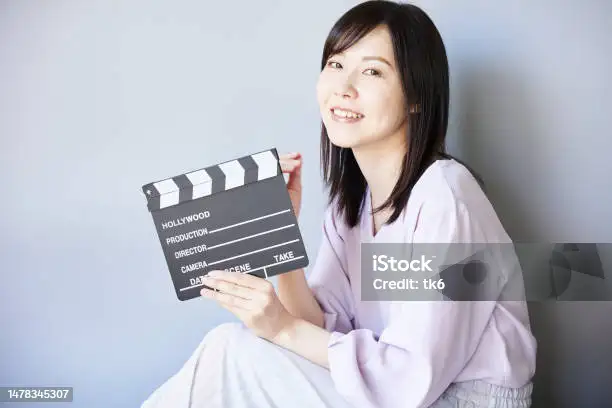 앉아있는 여성사진