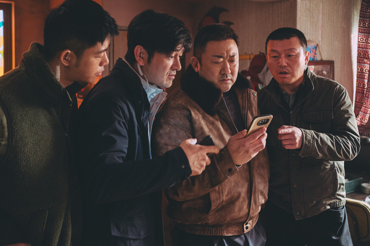 마석도의 휴대폰 화면을 쳐다보고 있는 광역수사대 형사 김만재, 양종수, 정다윗