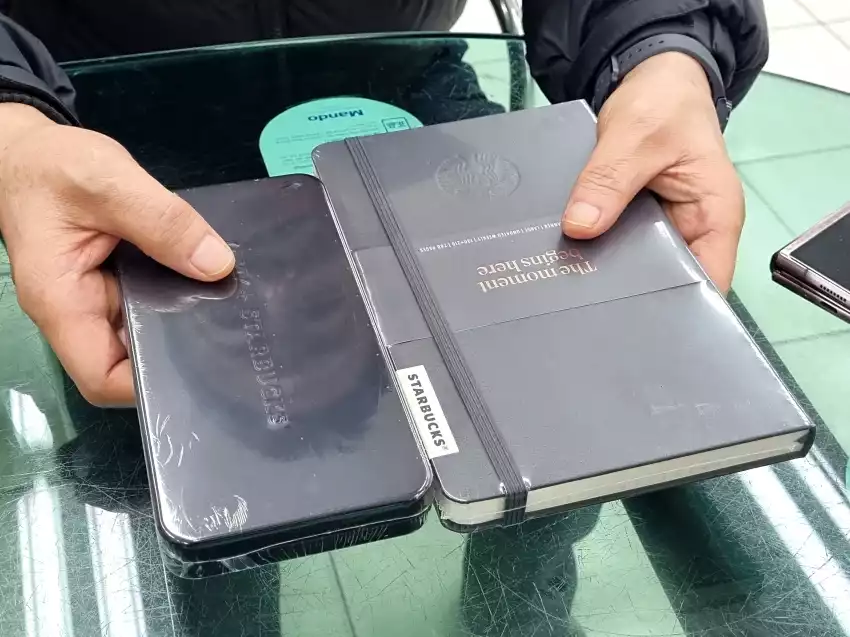 카마스터님께 선물로 2024 스벅 다이어리와 라미 볼펜을 드렸습니다.