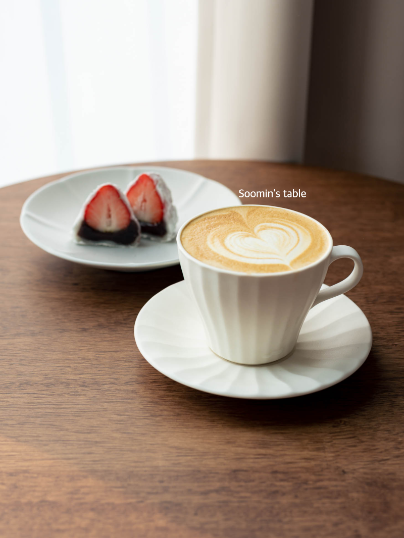 광주요 미각 커피잔과 딸기 모찌