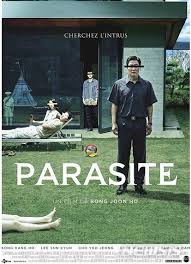 영화 기생충의 포스터, 등장인물들의 눈이 가려져있는 모습