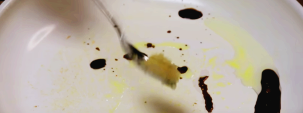 후라이팬에 식용유를 두르고 진간장&amp;#44; 생수&amp;#44; 마늘&amp;#44; 설탕을 넣어 졸이고 있습니다 