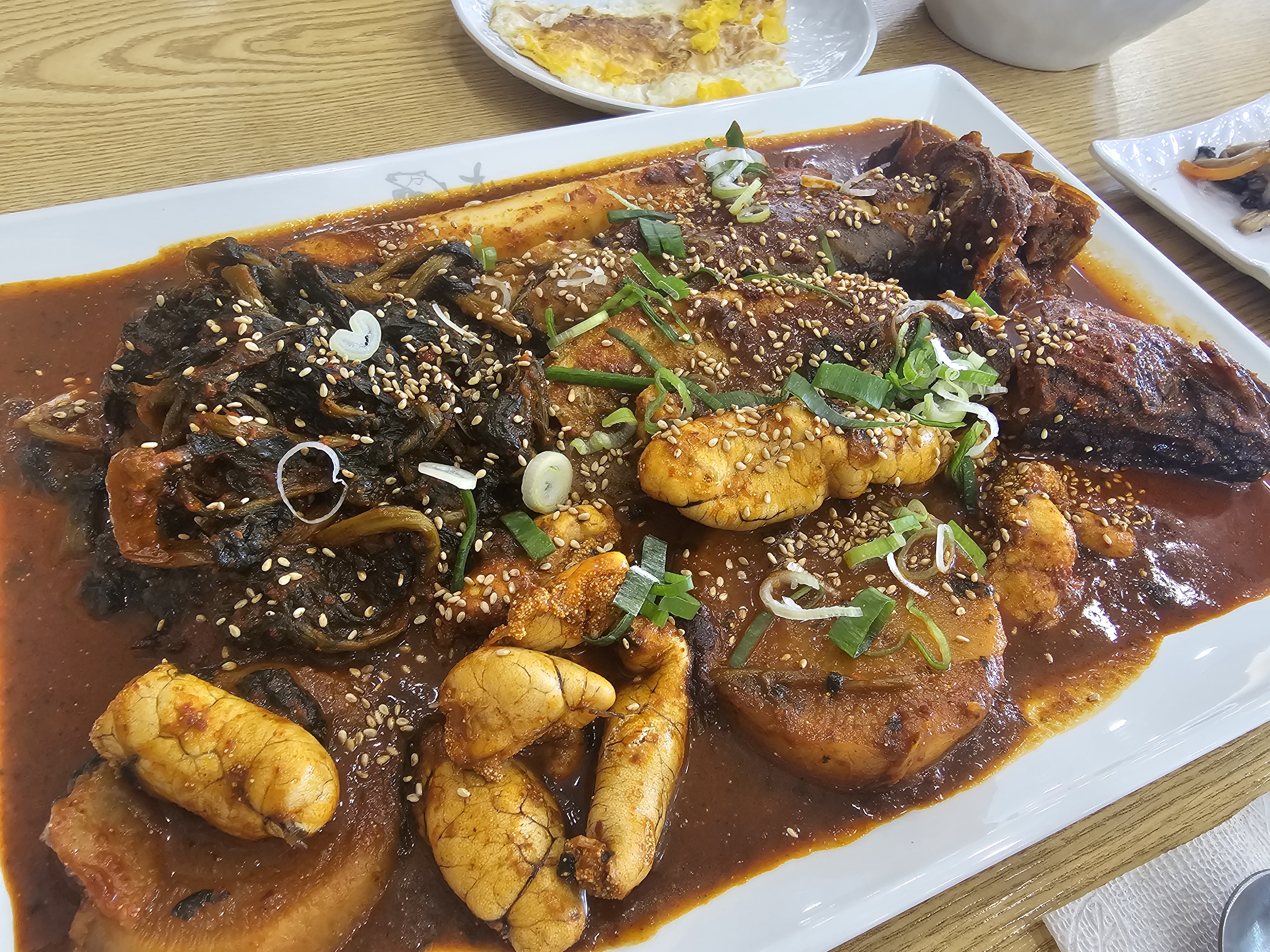진주 황금코다리 코다리찜, 고추장 양념 코다리와 대파 고명