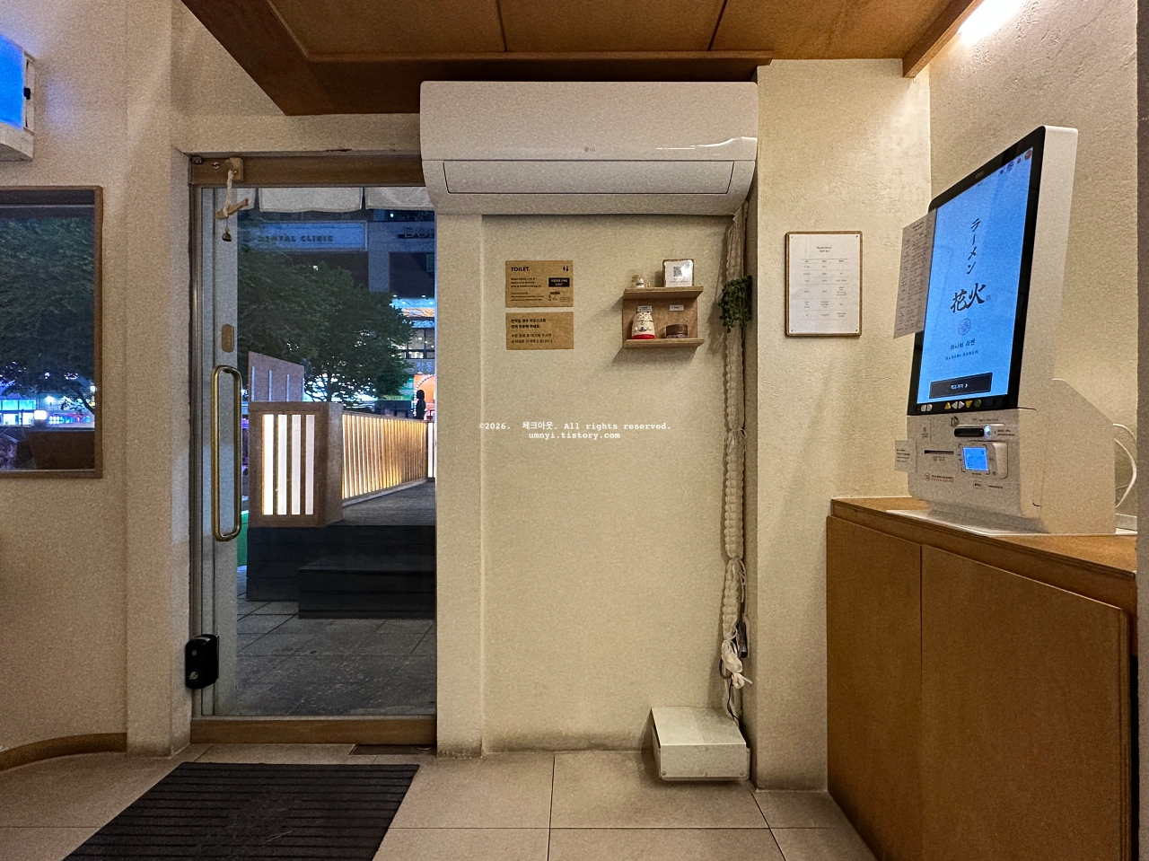 수원 인계동 나혜석거리 일본 라멘 맛집 추천 하나비라멘 식당 내부에서 입구와 키오스크를 촬영한 사진