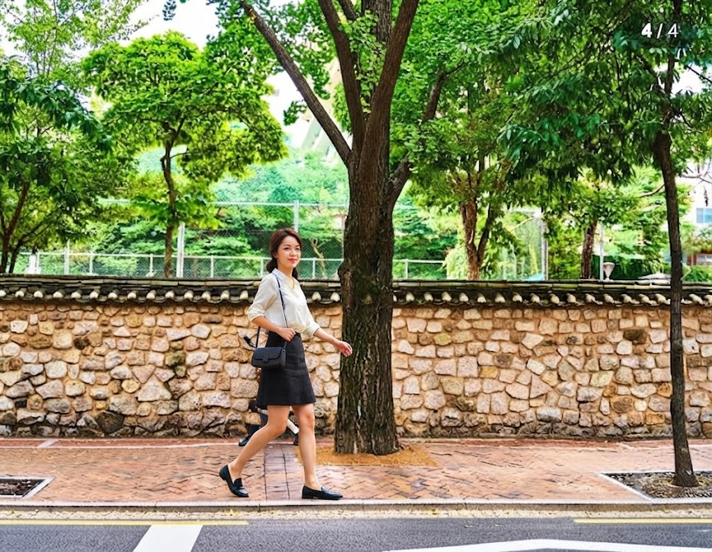 정동길을 유유자적 걷고 있는 여성