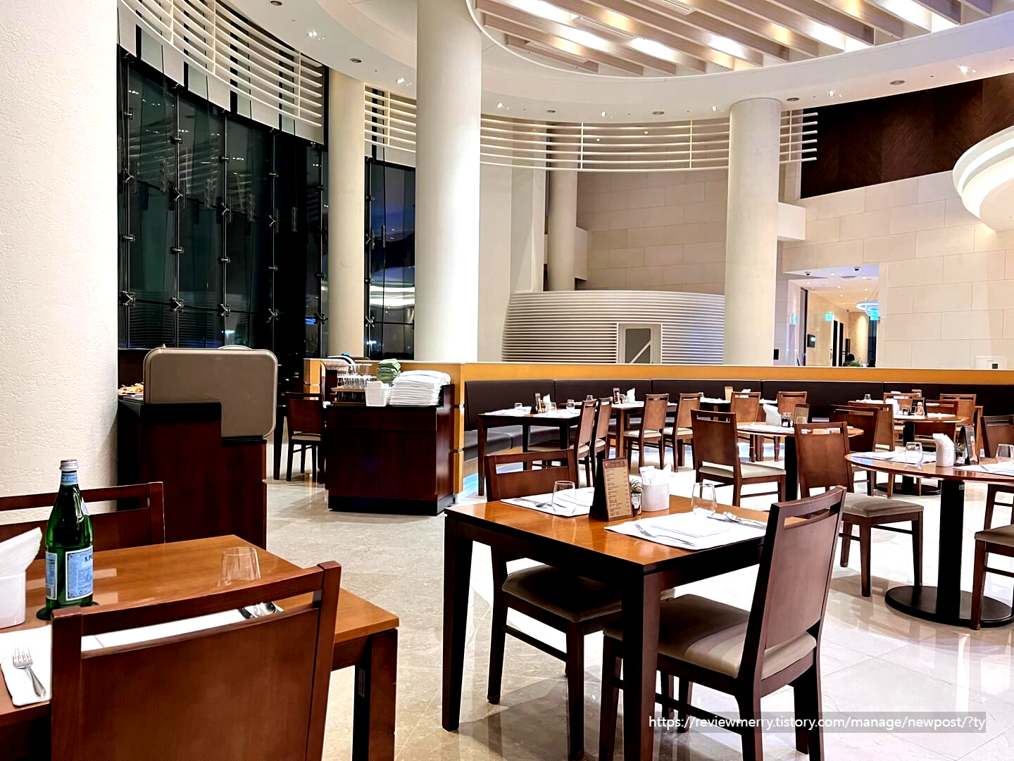 식당 내부 테이블