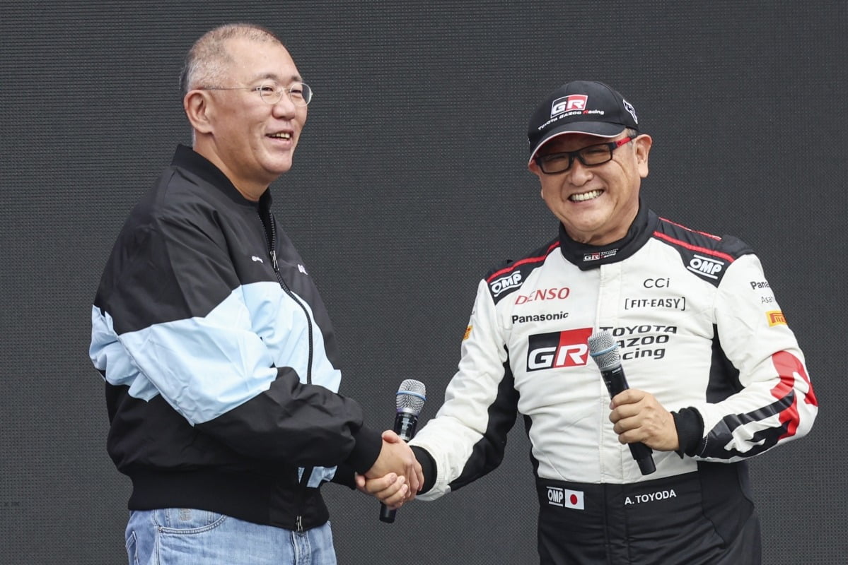 지난 10월 27일 오후 경기도 용인시 에버랜드 스피드웨이에서 열린 '현대 N x 토요타 가주 레이싱 페스티벌'에서 정의선 현대자동차그룹 회장과 도요다 아키오 일본 도요타자동차그룹 회장이 함께 스페셜 쇼런을 마친 후 인사하고 있다.