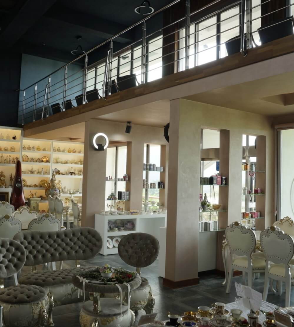 마노르블랑은 2천평이 넘는 정원에 7000여본에 장미와 유럽수국&amp;#44; 동백으로 꾸며진 환상적인 정원입니다