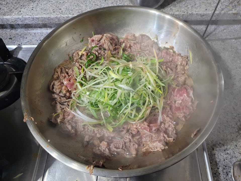 파채를 위에 올리는 장면