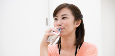 주스를 마시는 여성