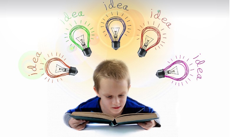 아이가 책을 읽고 있다.