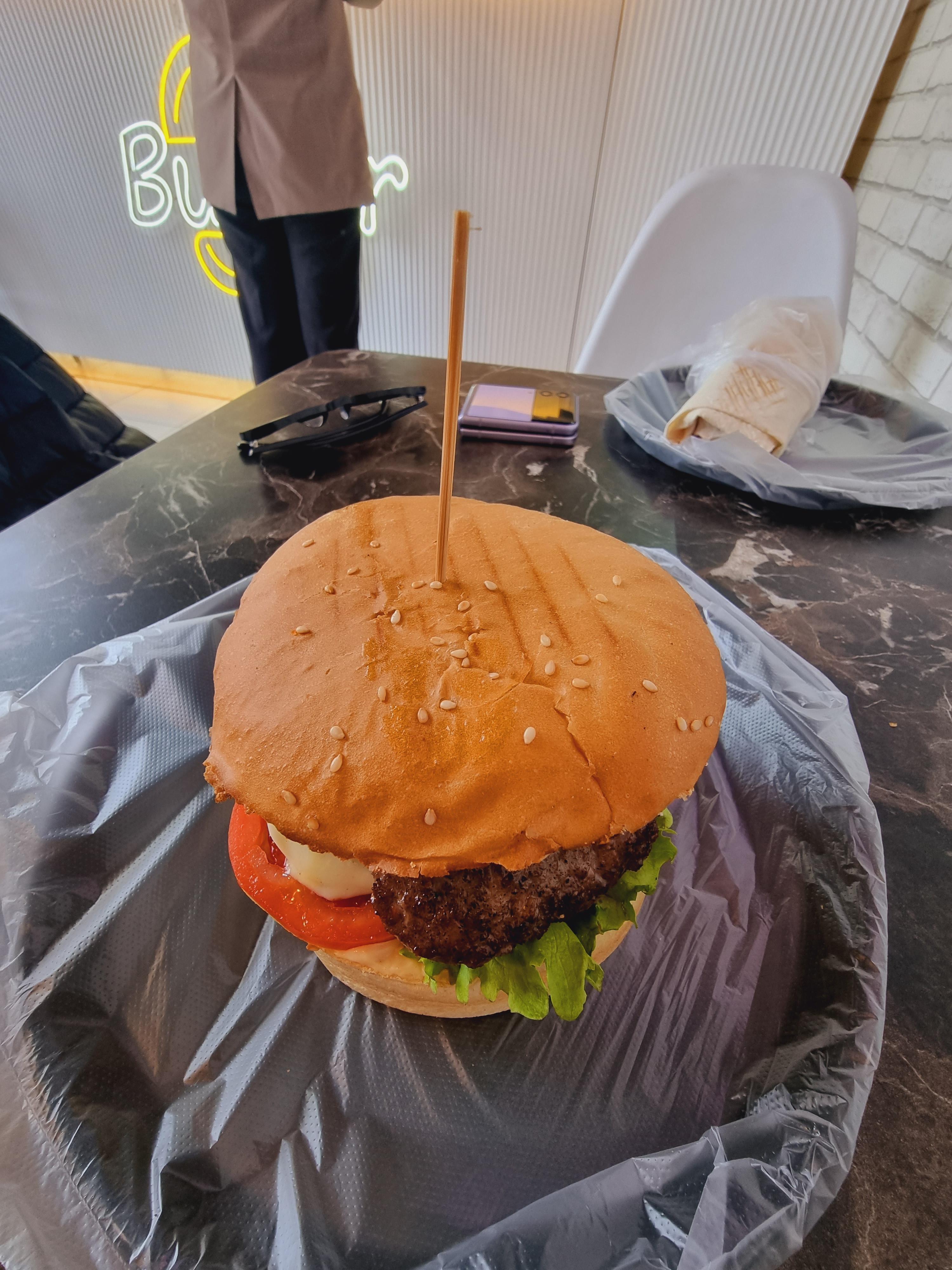 주문한 햄버거와 롤샌드위치